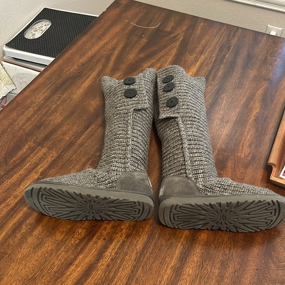 Ugg women’s classic cardy boots.. - Picture 6 of 12